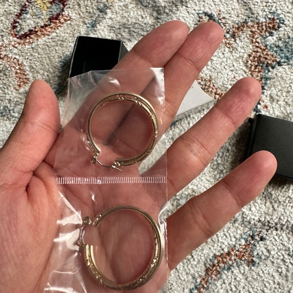 Classic gold hoop earrings AVON NWT - Picture 6 of 6